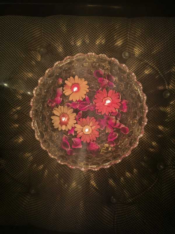 Floating Daisy Glow Candle